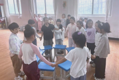 一年级新生在老师带领下以做游戏的方式敞开了崭新的校园生活