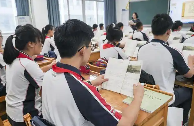 一直在探究打破传统高考升学的单一途径为学生提供更多元和面向未来