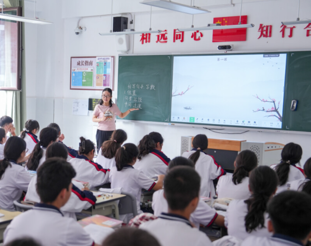 扎根于根底教育一线形成了从理念到途径再到讲堂载体的完好逻辑链