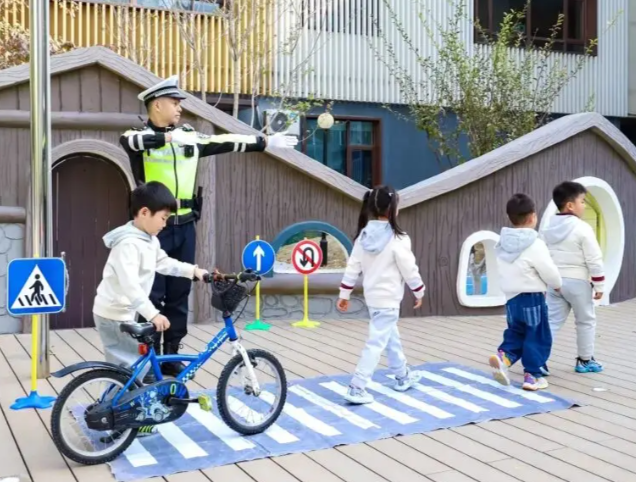 系好安全带使用安全座椅为了孩子的搭车安全请家长开车接送上下学时 系好安全带使用安全座椅为了孩子的搭车安全请家长开车接送上下学时