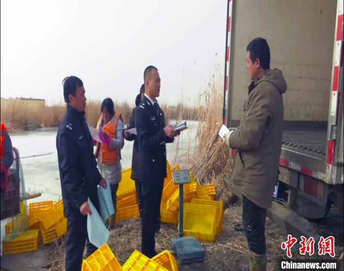 博斯腾湖渔政管理站工作人员向从业人员宣传渔业法及禁捕期的相关知识。 都古尔加甫 摄 “促民增收打更多的鱼”中国最大内陆淡水湖博斯腾湖进入禁渔期