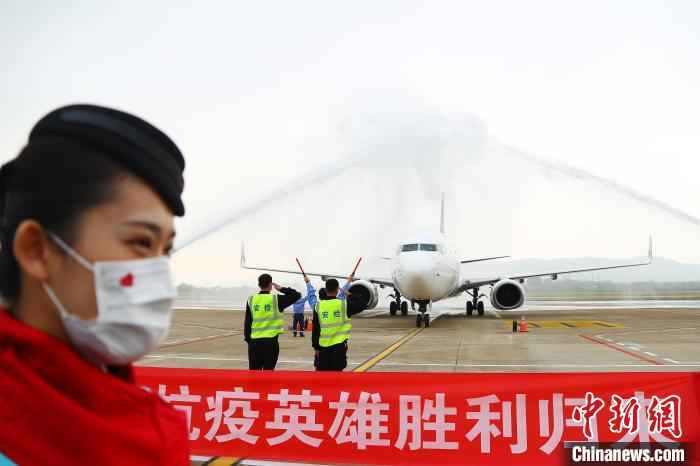 3月23日下午,载着江西援助湖北随州医疗队队员的航班降落南昌昌北国际机场,机场举行“过水门”仪式为胜利归来的抗疫英雄“接风洗尘”。 刘占昆 摄 369名队员凯旋!江西对口支援随州医疗防疫队返赣