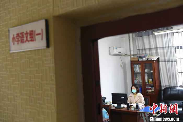 图为正在办公室备课的周妍。 汪陈超 摄 安徽省中小学生迎来首个“线上开学日”