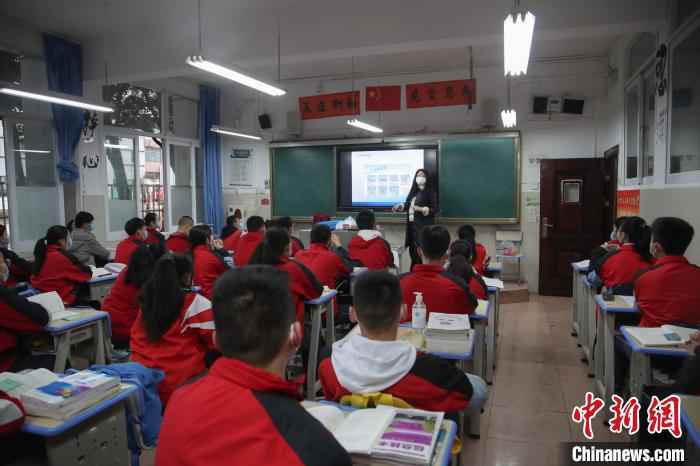 贵州初三高三的学生在16日迎来“开学第一课” 瞿宏伦 摄 贵州28天零新增 初三高三迎来“开学第一课”