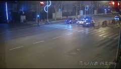 上海一外卖骑手边看手机边闯红灯，撞死过马路