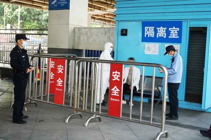 二维码里的广州春运安保：民警为无智能手机老人解决扫码难题
